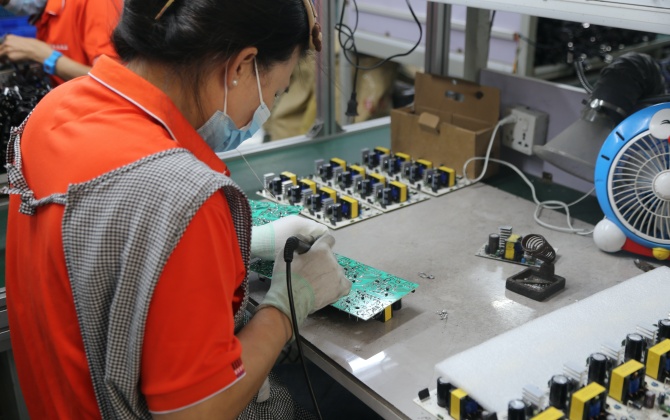 Battery charger supplier PCBA inspection and functional testing before final assembly for consistent production quality.