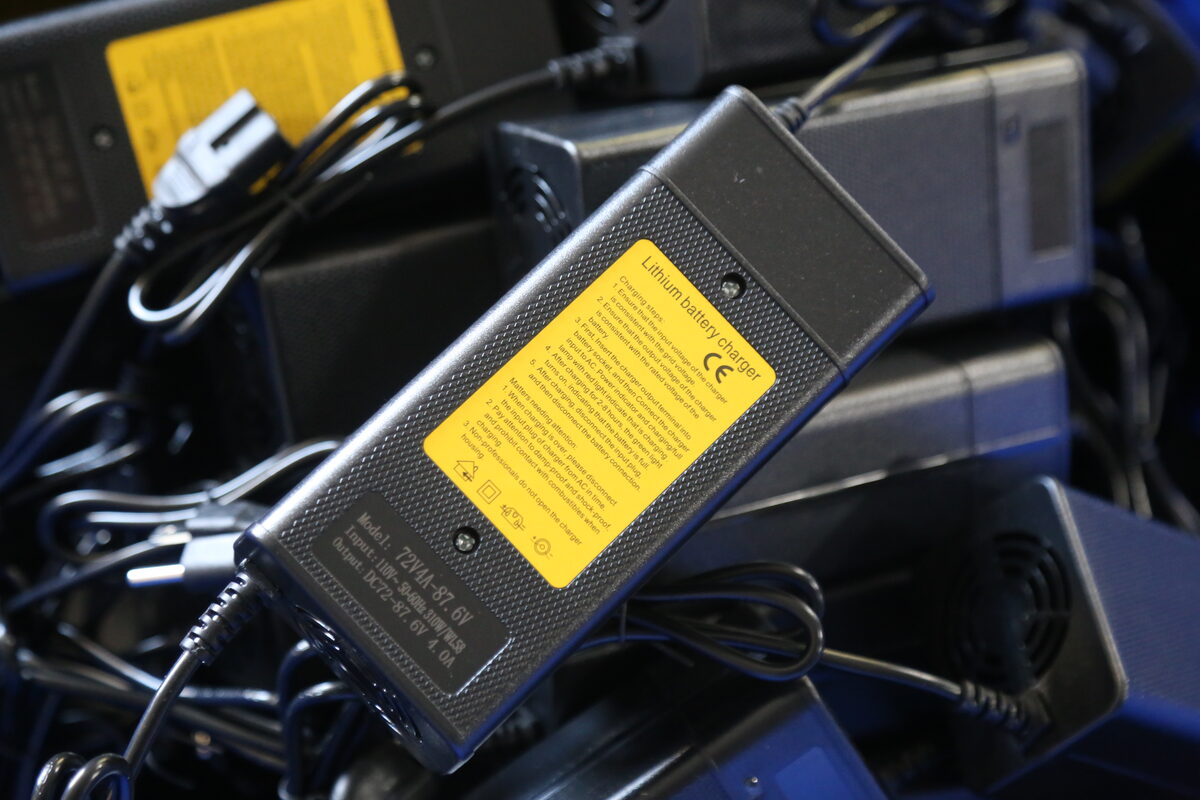 Battery charger rating label and housing checked when comparing 48V 5A and 48V 10A models.