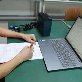 Linjia battery charger batch identification supports traceability through model, order, label and production records.