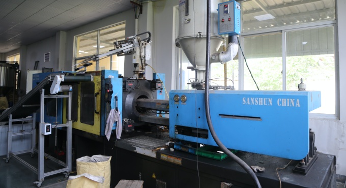 Injection molding machine used for battery charger plastic housing production
