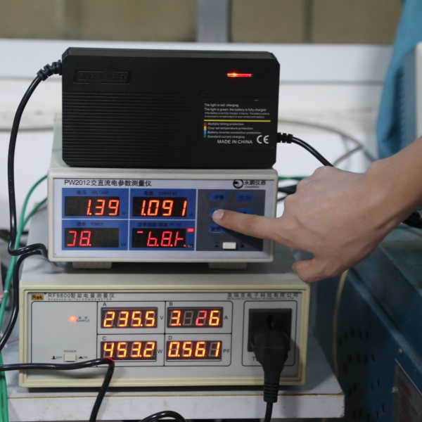 Battery charger withstand-voltage and insulation testing verifies electrical insulation before the next production stage.